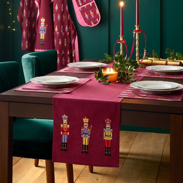 Napron de masă din bumbac 220x32 cm  cu model de Crăciun Christmas Nutcracker – Catherine Lansfield-image-1