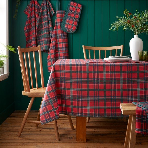 Față de masă din bumbac 178x137 cm  cu model de Crăciun Christmas Tartan Check – Catherine Lansfield-image-2