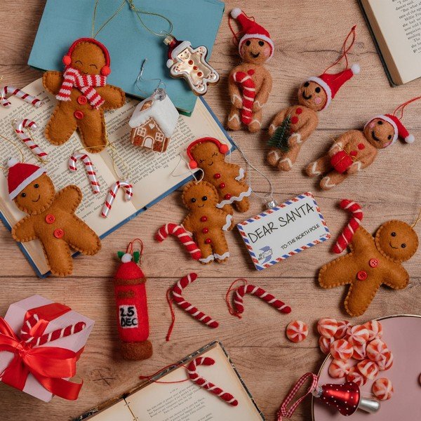 Ornamente de Crăciun lucrate manual 2 buc. din material textil 6,5 cm Gingerbread Couple – Sass & Belle-image-1