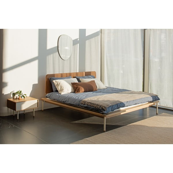 Pat matrimonial maro/în culoare naturală din lemn masiv de stejar cu somieră 160x200 cm Fina – Gazzda-image-1