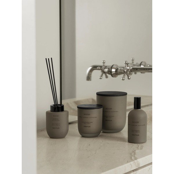 Lumânare parfumată din ceară de soia timp de ardere 35 h Tuoksu Wood – Blomus-image-1