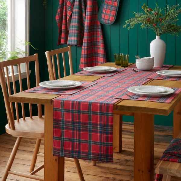Napron de masă din bumbac 220x32 cm  cu model de Crăciun Christmas Tartan Check – Catherine Lansfield-image-1