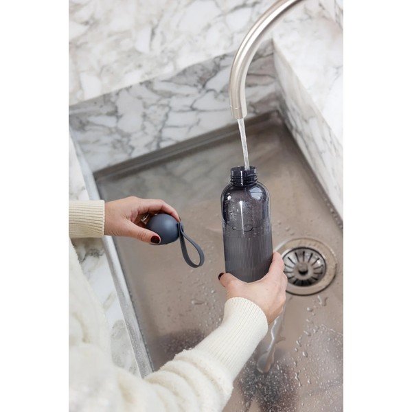 Sticlă gri închis de călătorie din plastic reciclat 600 ml Ture – Sagaform-image-1