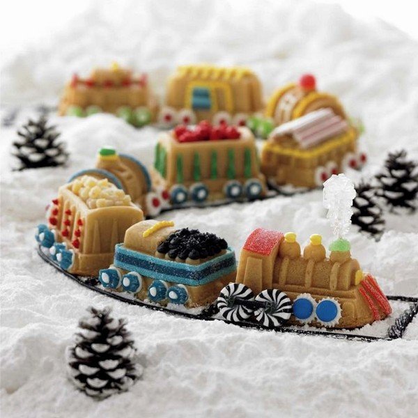 Formă pentru mini 9 checuri în formă de tren, Nordic Ware Train, 1,2 l, argintiu-image-2