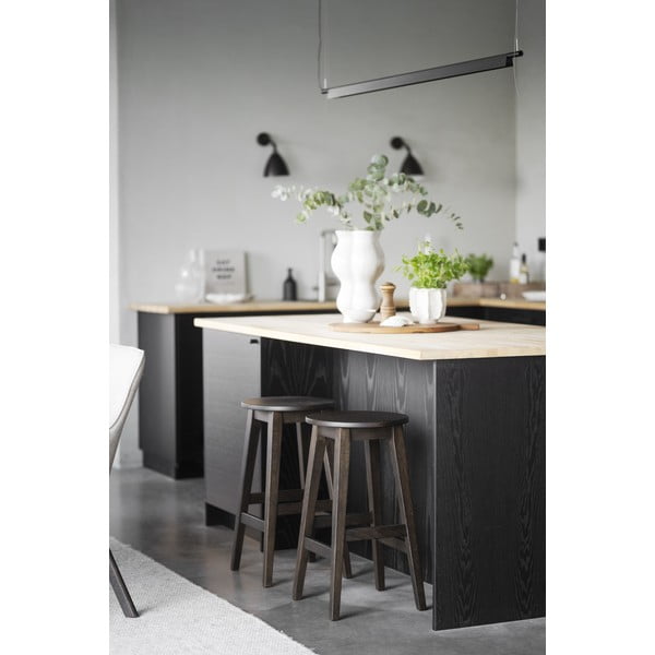 Set de scaune de bar maro închis 2 buc. din lemn de stejar (înălțime șezut 65 cm) Austin – Rowico-image-3