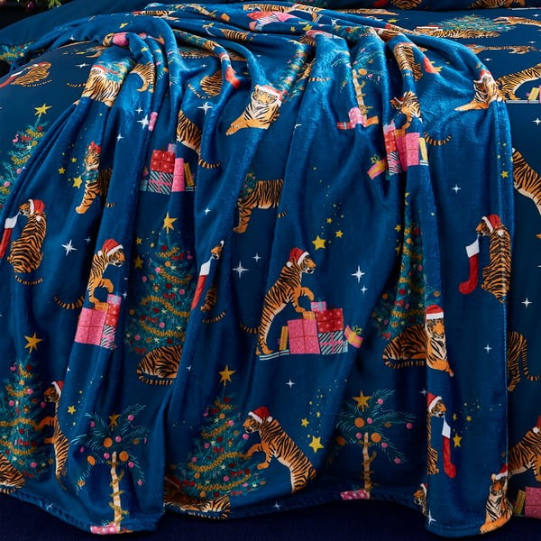 Pătură albastră din micropluș/cocolino 130x170 cm  cu model de Crăciun Christmas Tiger – Catherine Lansfield-image-2