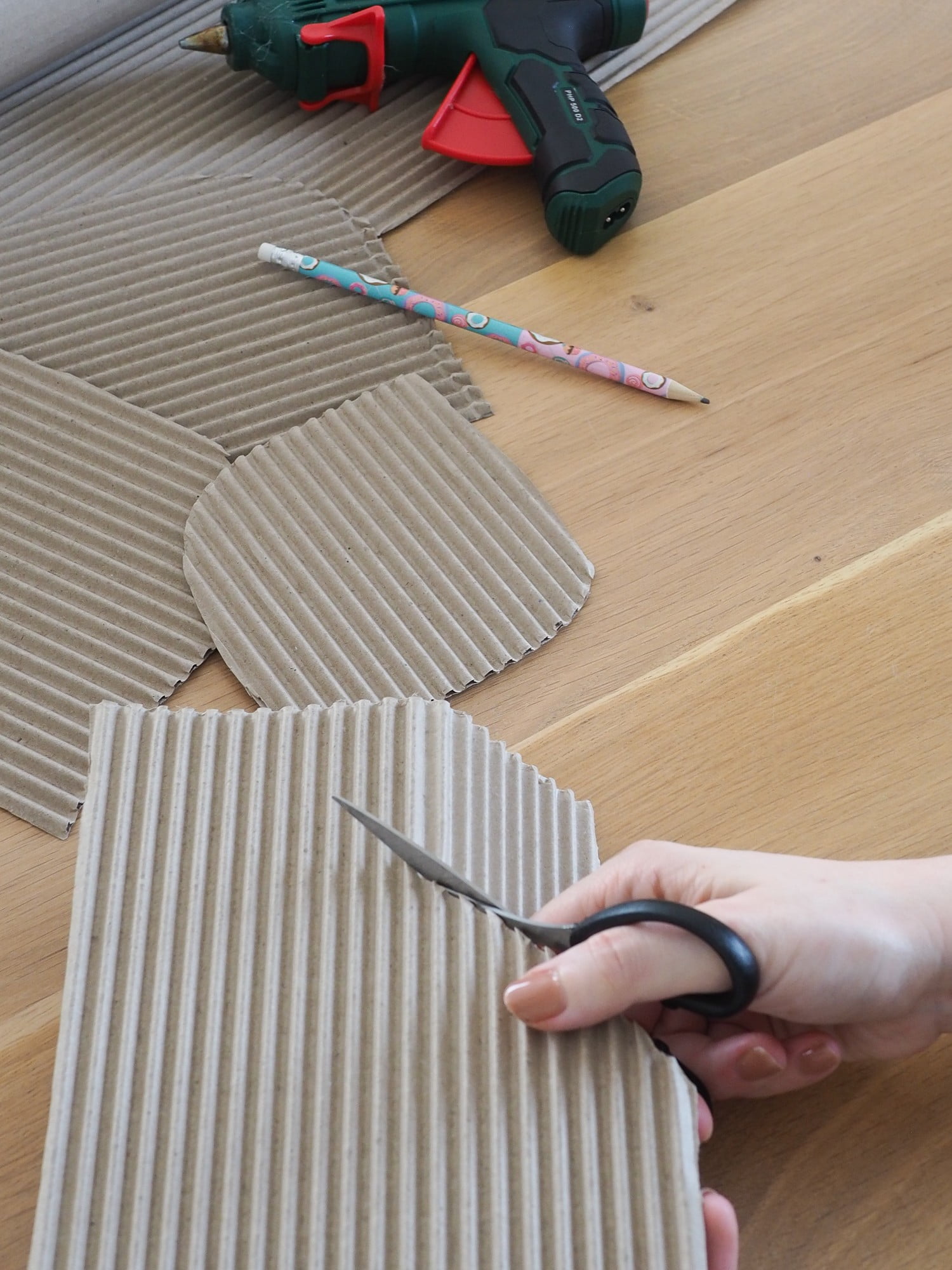 Se taie bucăți din cartonul de hârtie cu diferite forme geometrice