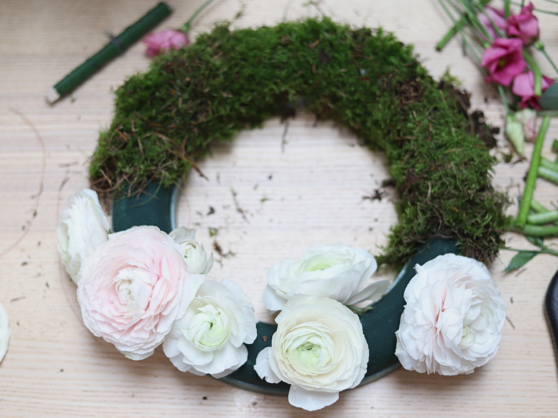 Realizarea unei coronițe de primăvară cu trandafiri și mușchi de pădure