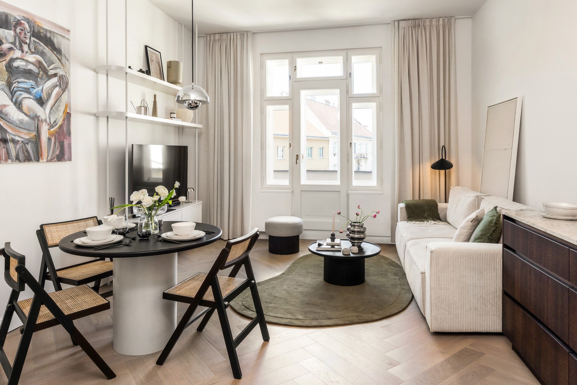 Culori deschise și mobilier pentru living și dining în stil similar