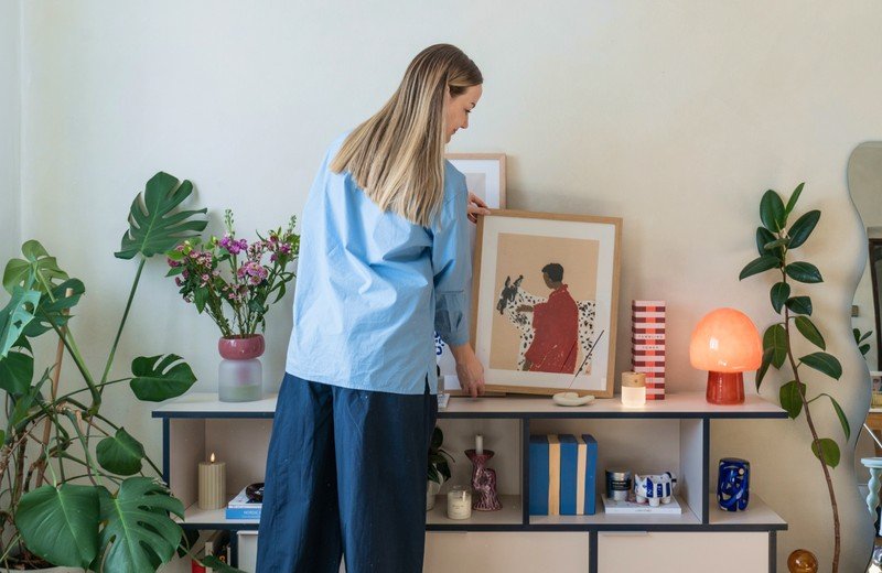 Cum să decorezi un raft sau o etajeră: peste 15 sfaturi și idei