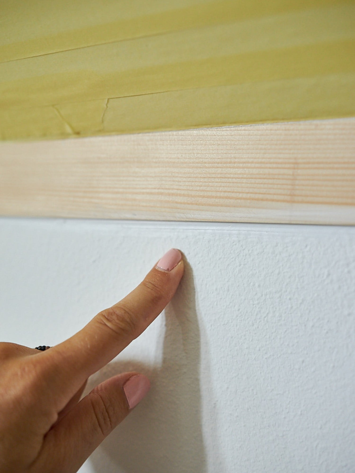 De asemenea, umple și nivelează denivelările dintre perete și panouri folosind chit. <br><br>