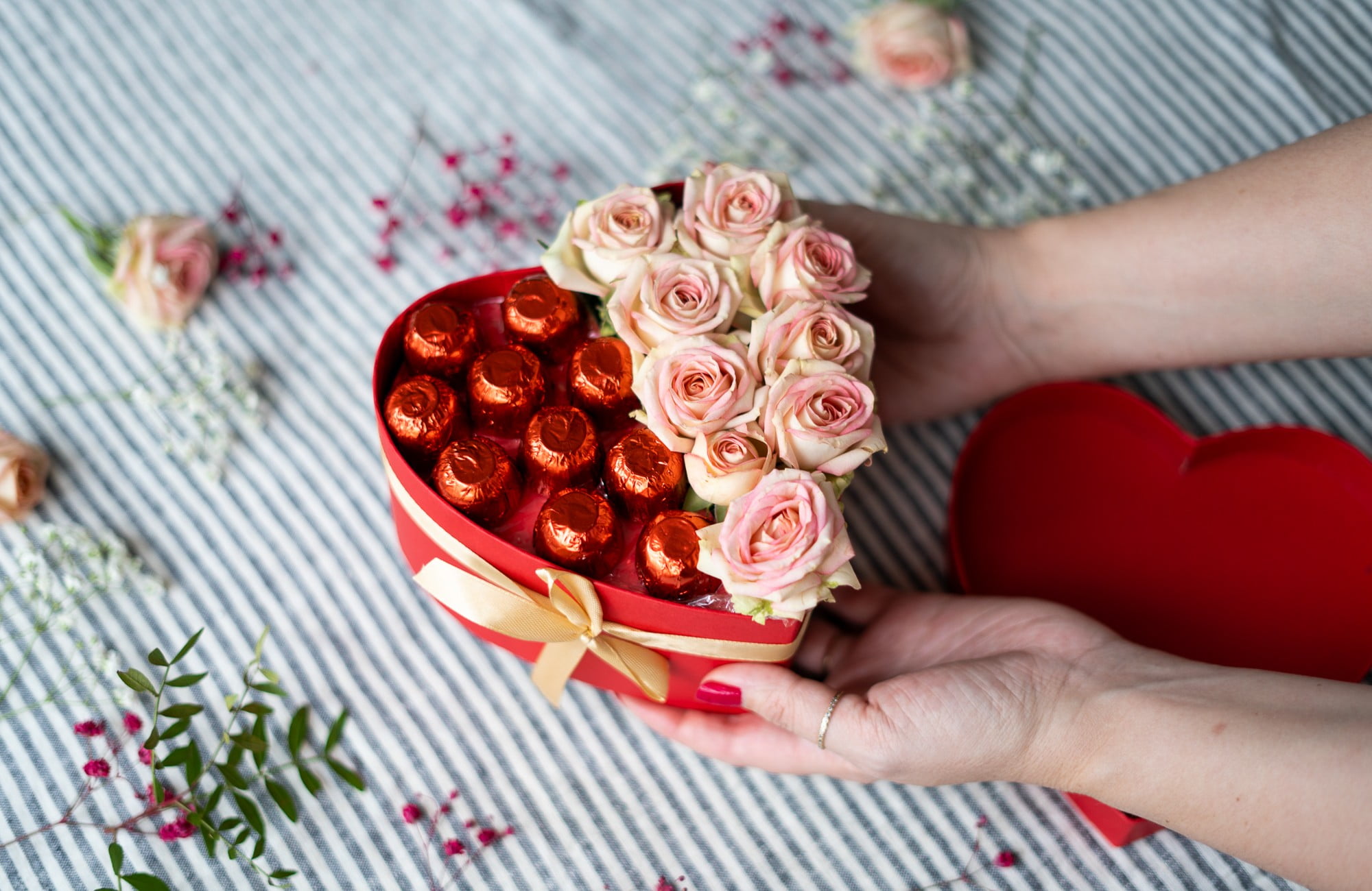 O inimă din ciocolată și flori - un cadou original pentru mama ta