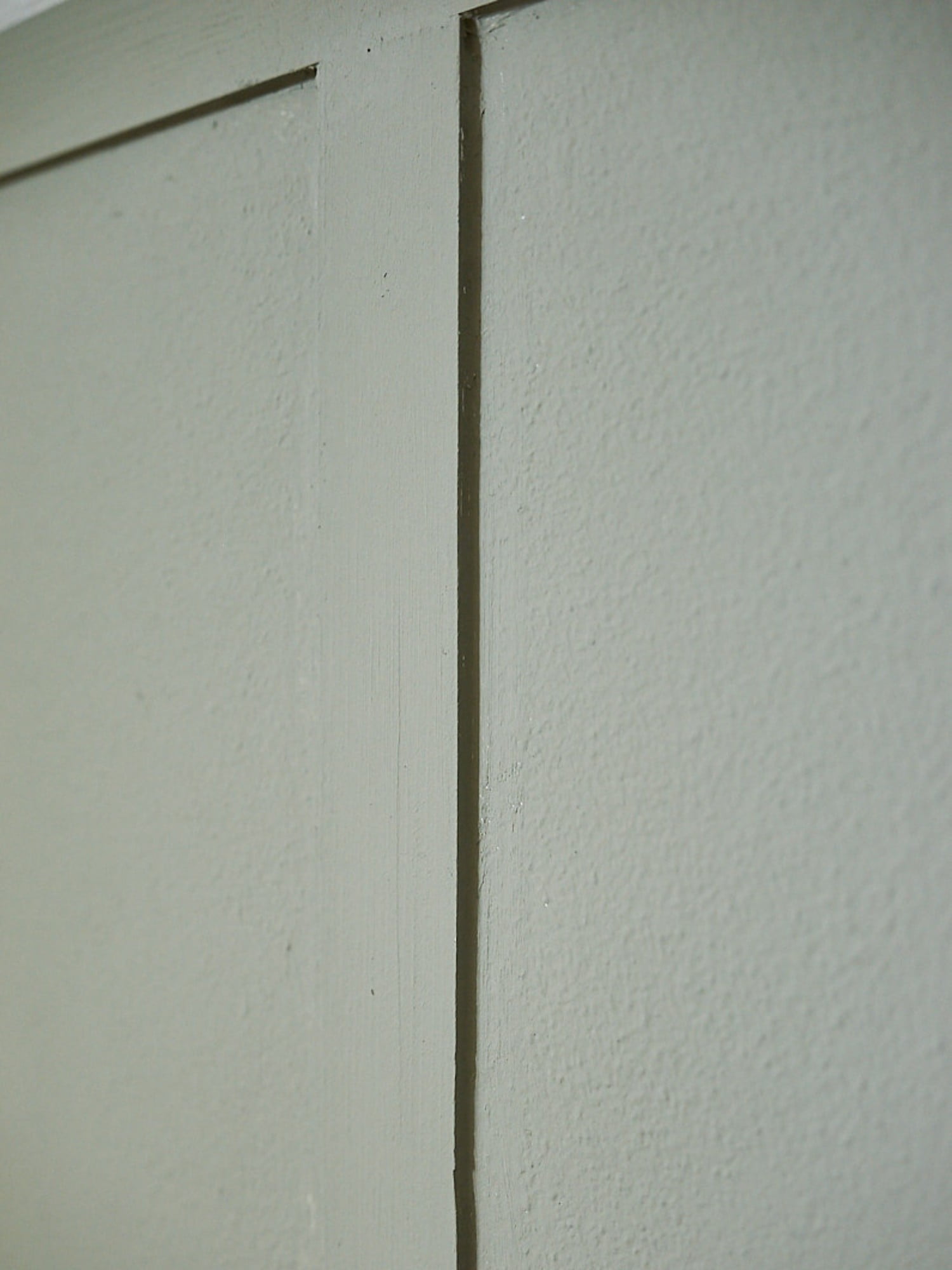 După aplicarea vopselei, un prim-plan pe peretele cu panouri. <br><br>