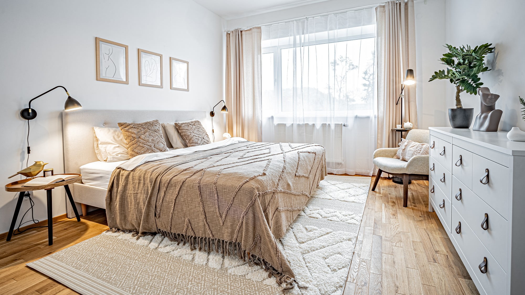 Dormitor modern - inspirație pentru o amenajare într-o paletă monocromatică de crem.