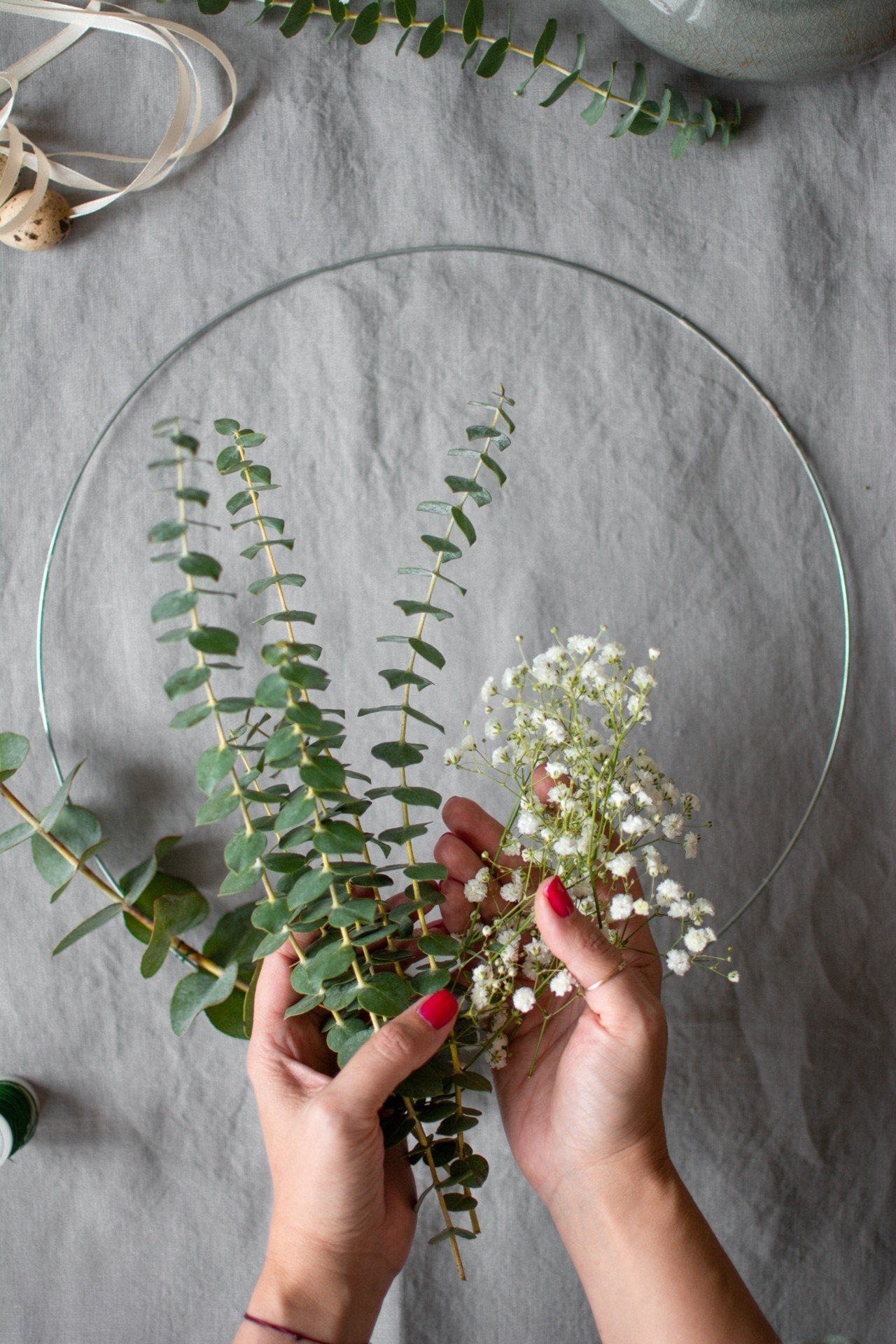 Materiale necesare pentru coronițe cu frunze de eucalipt.