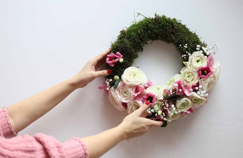 Coroniță romantică, din flori naturale, pe ușă - DIY