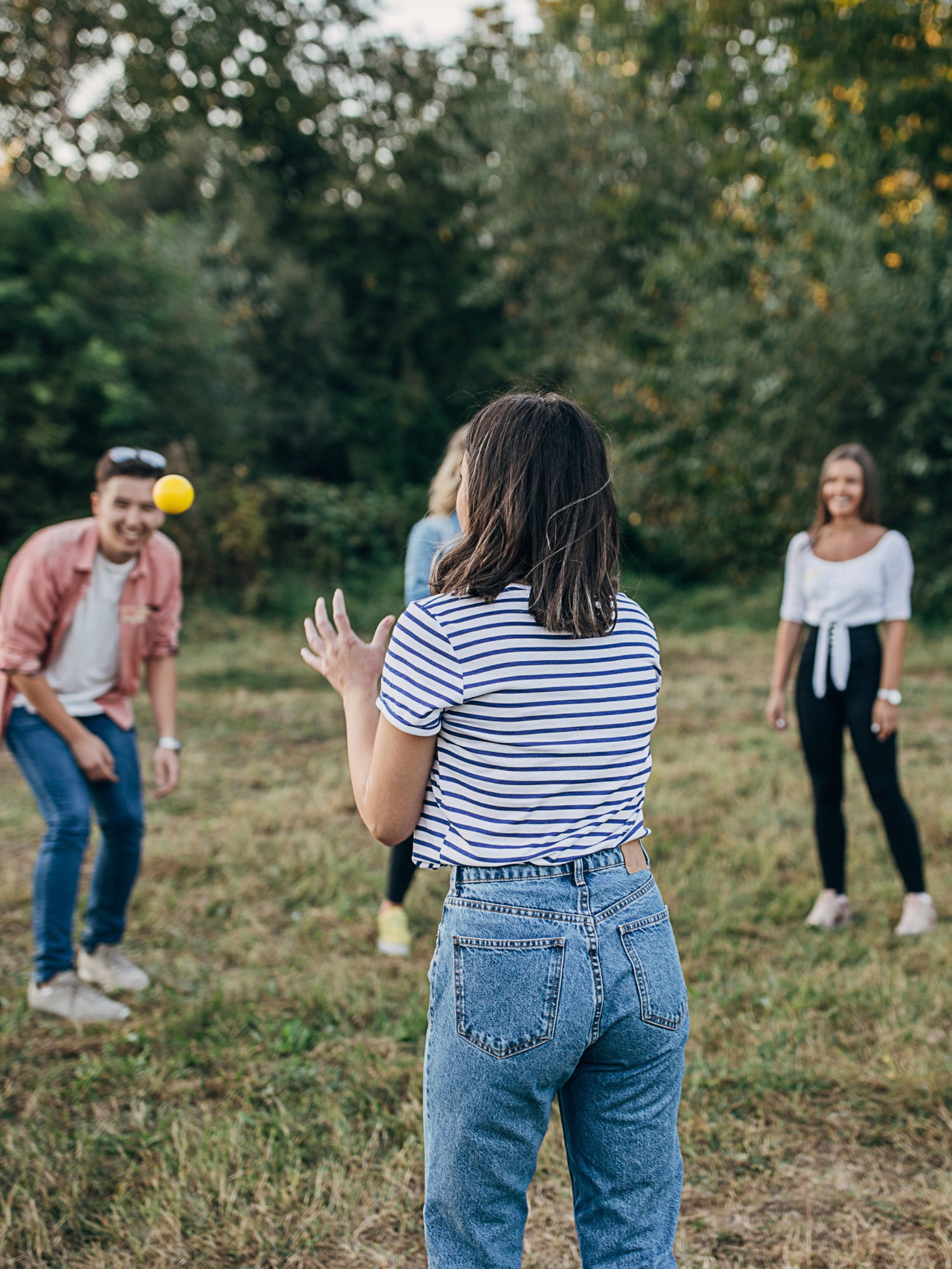 Nu rata ocazia și alege cele mai bune jocuri de picnic, fie că este vorba de jocuri cu mingea sau de jocuri de cărți.