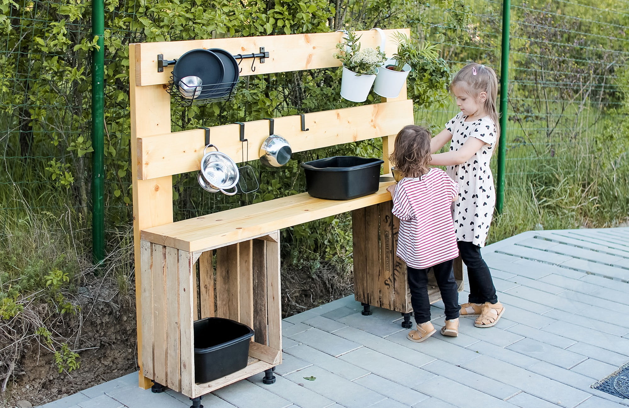 Construiește o bucătărie de jucărie în aer liber, din câteva cutii și scânduri de lemn!