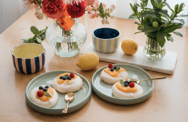 Mini pavlova: un desert ușor care arată ca și cum ar fi ieșit dintr-o brutărie