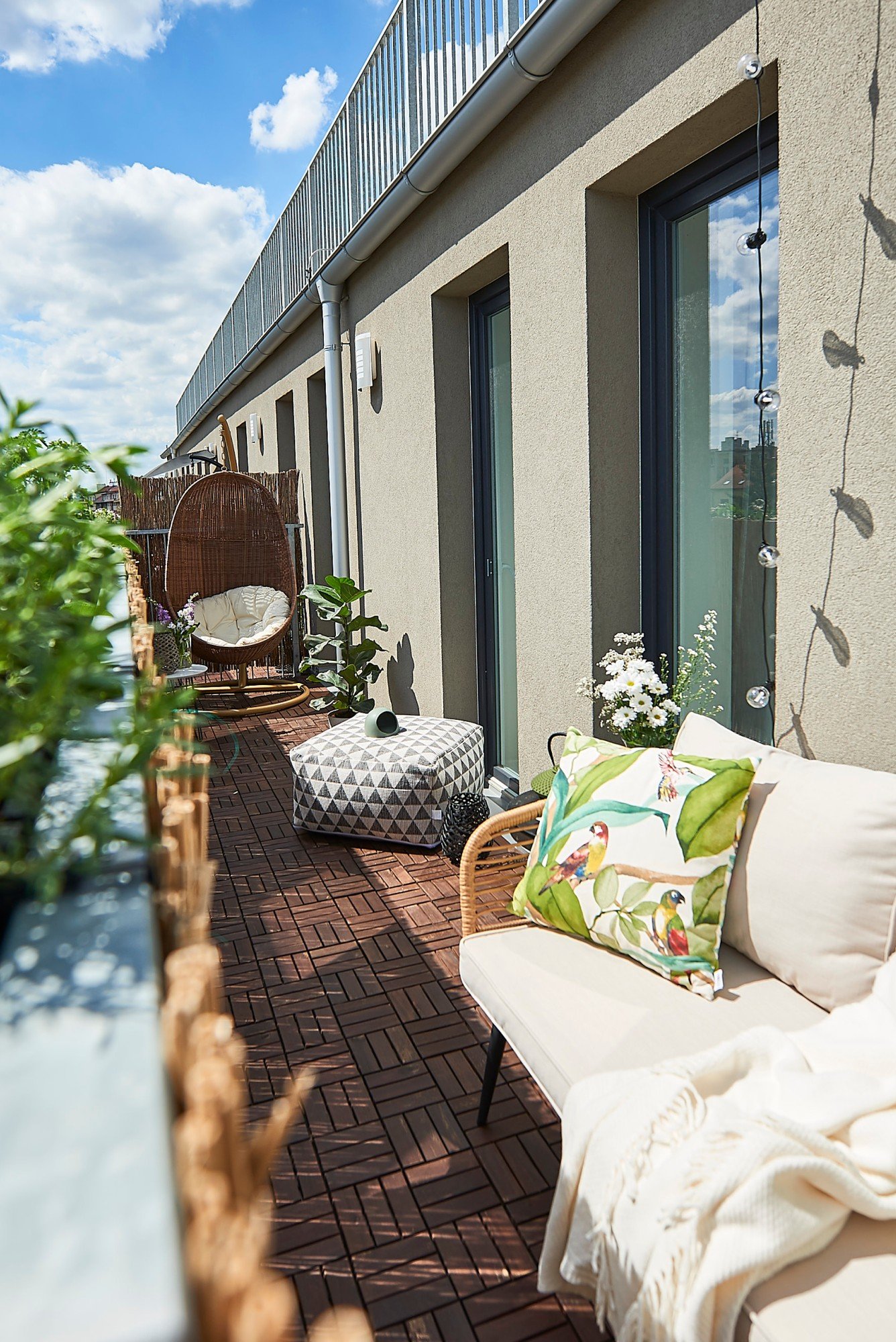 Mobilierul așezat lângă perete îți lasă un spațiu liber de trecere pe balcon.