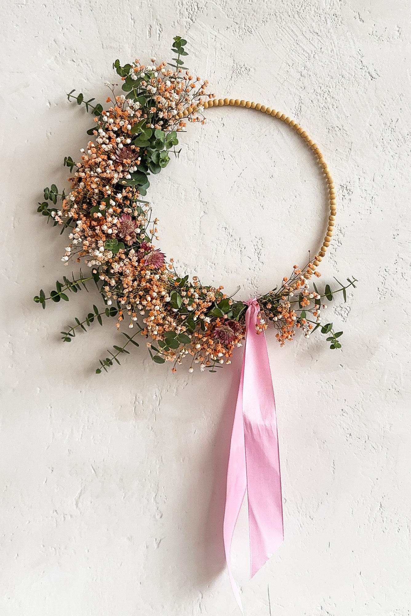 Coroniță de primăvară din bază de mărgele