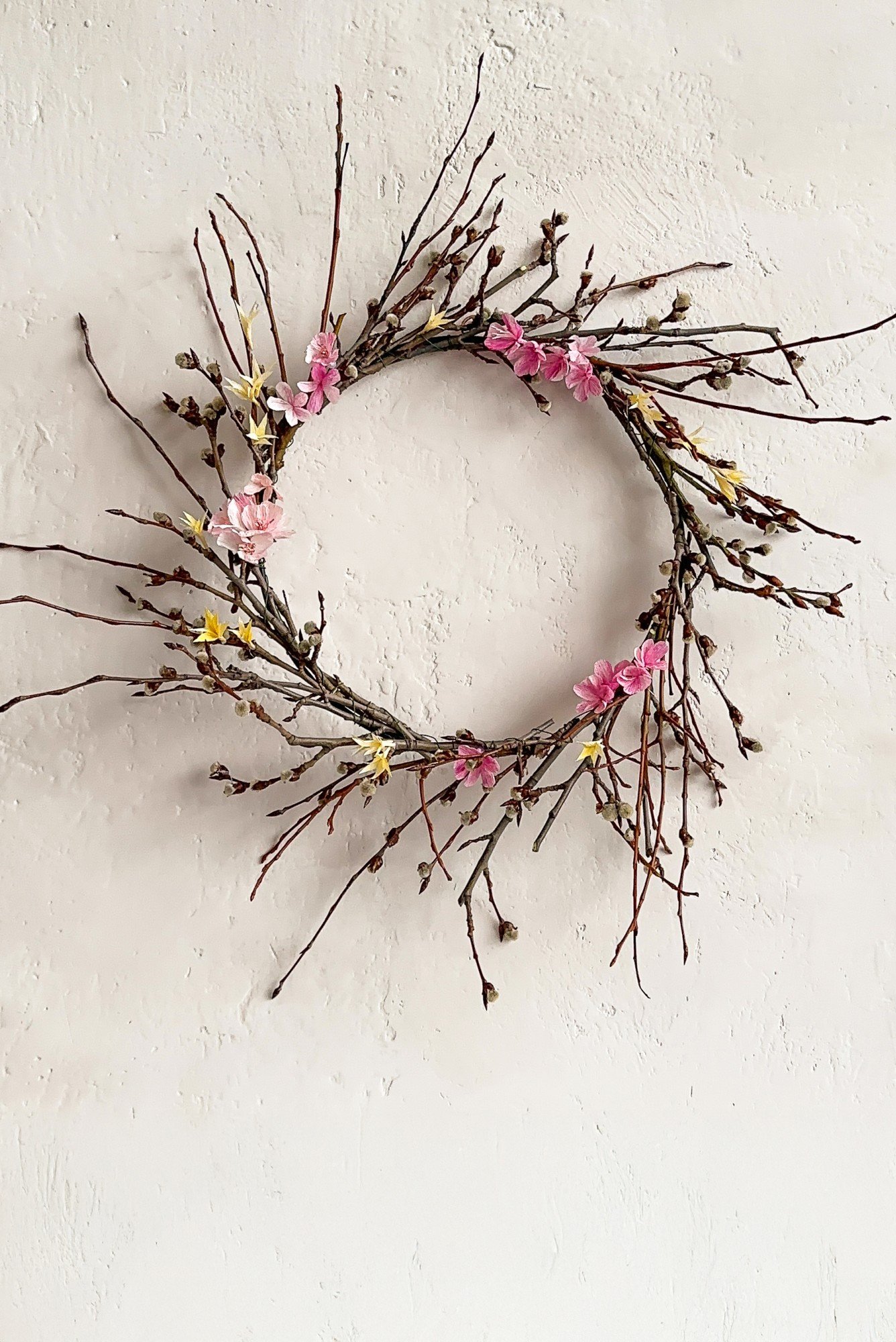 Coroniță pentru ușă decorată cu flori din hârtie creponată