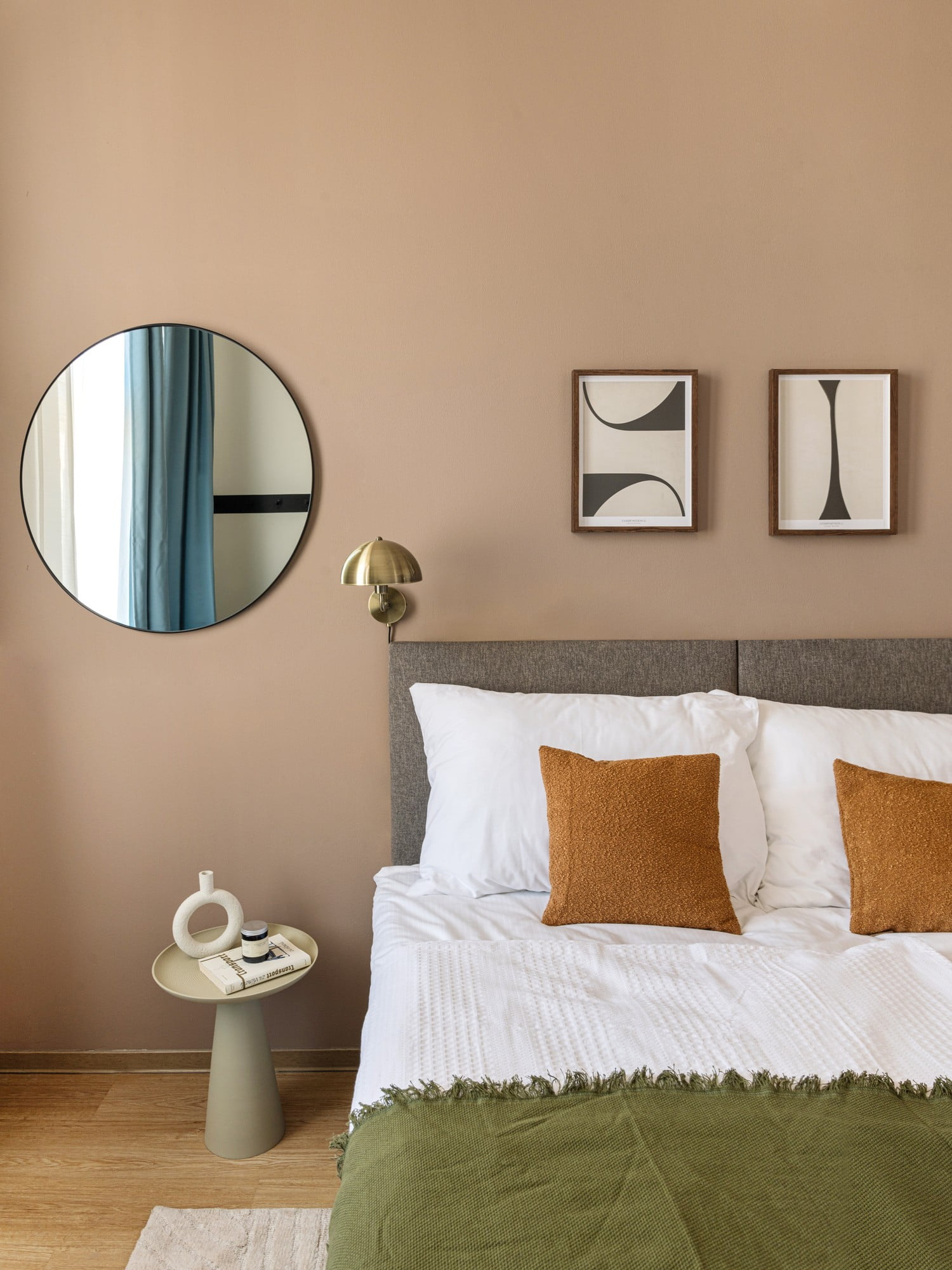 Într-un dormitor modern, calmul vizual este important. Mobilierul are forme simple și sunt excluse decorațiunile inutile.