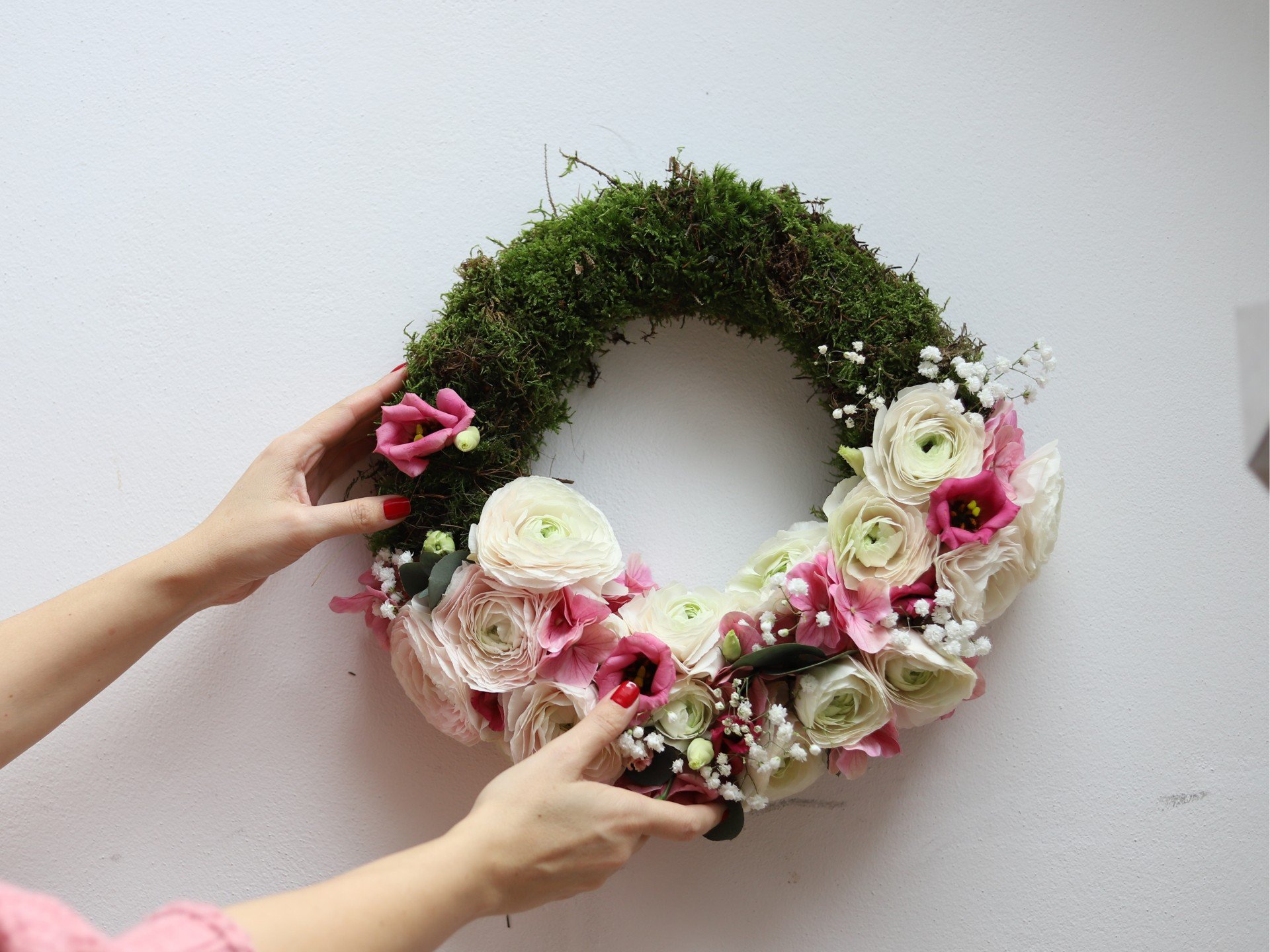 Coronița de primăvară cu trandafiri și lichieni va rezista mai mult timp dacă alegi o bază din burete floral