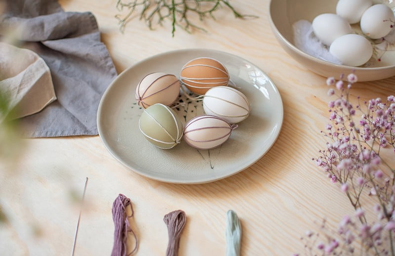Cum să decorezi simplu ouăle? Cu fire colorate din bumbac.