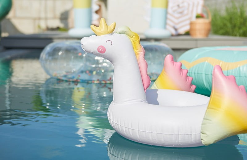 Distrează-te la mare sau la piscină cu accesorii gonflabile haioase!