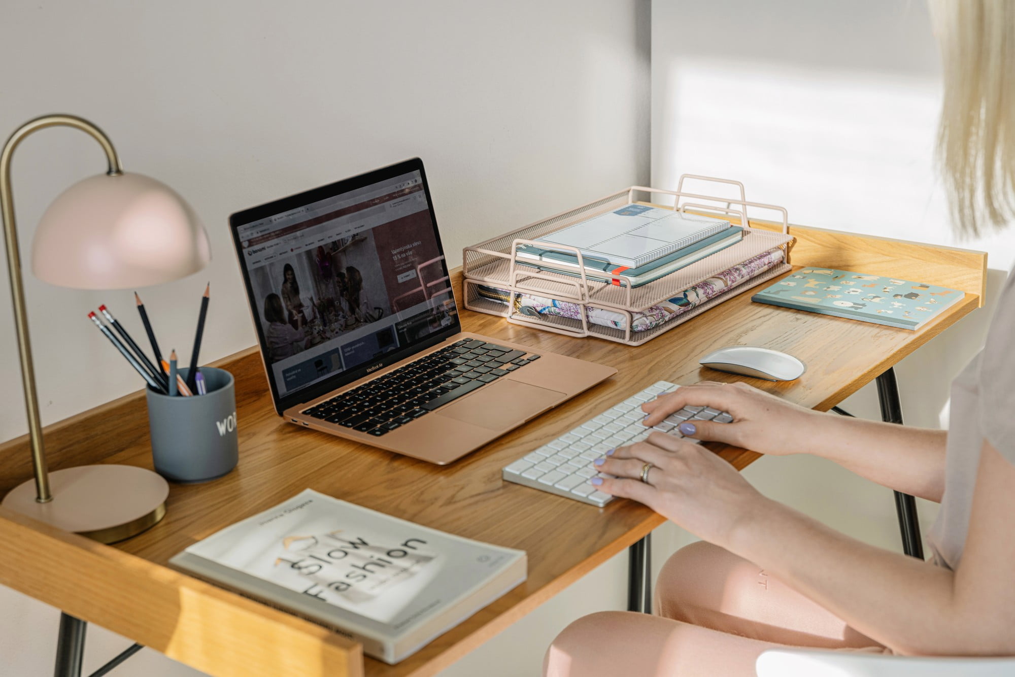 Zona de lucru este aeristă și luminoasă