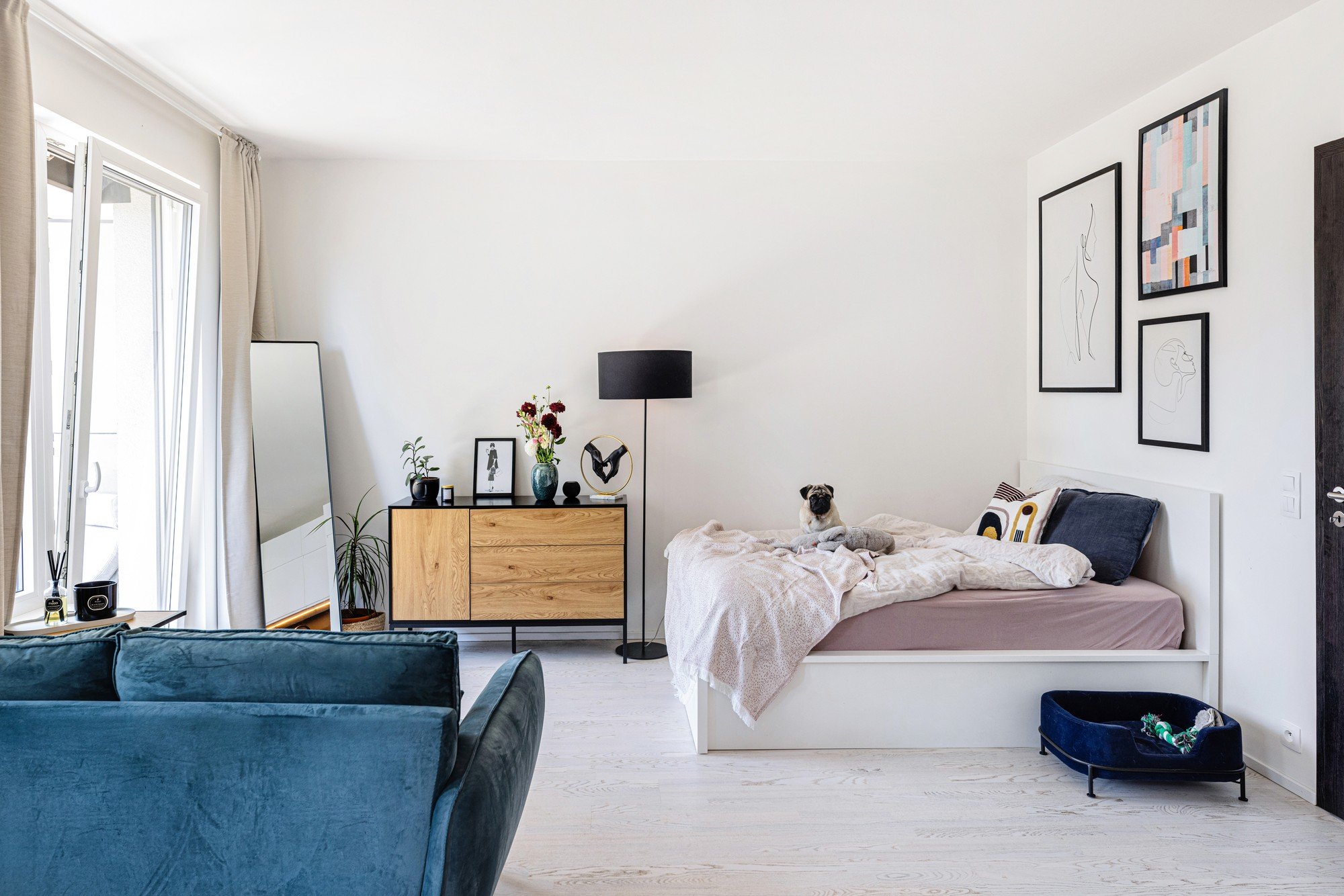 Un pat alb clasic poate fi integrat cu succes într-o garsonieră cu pereți albi