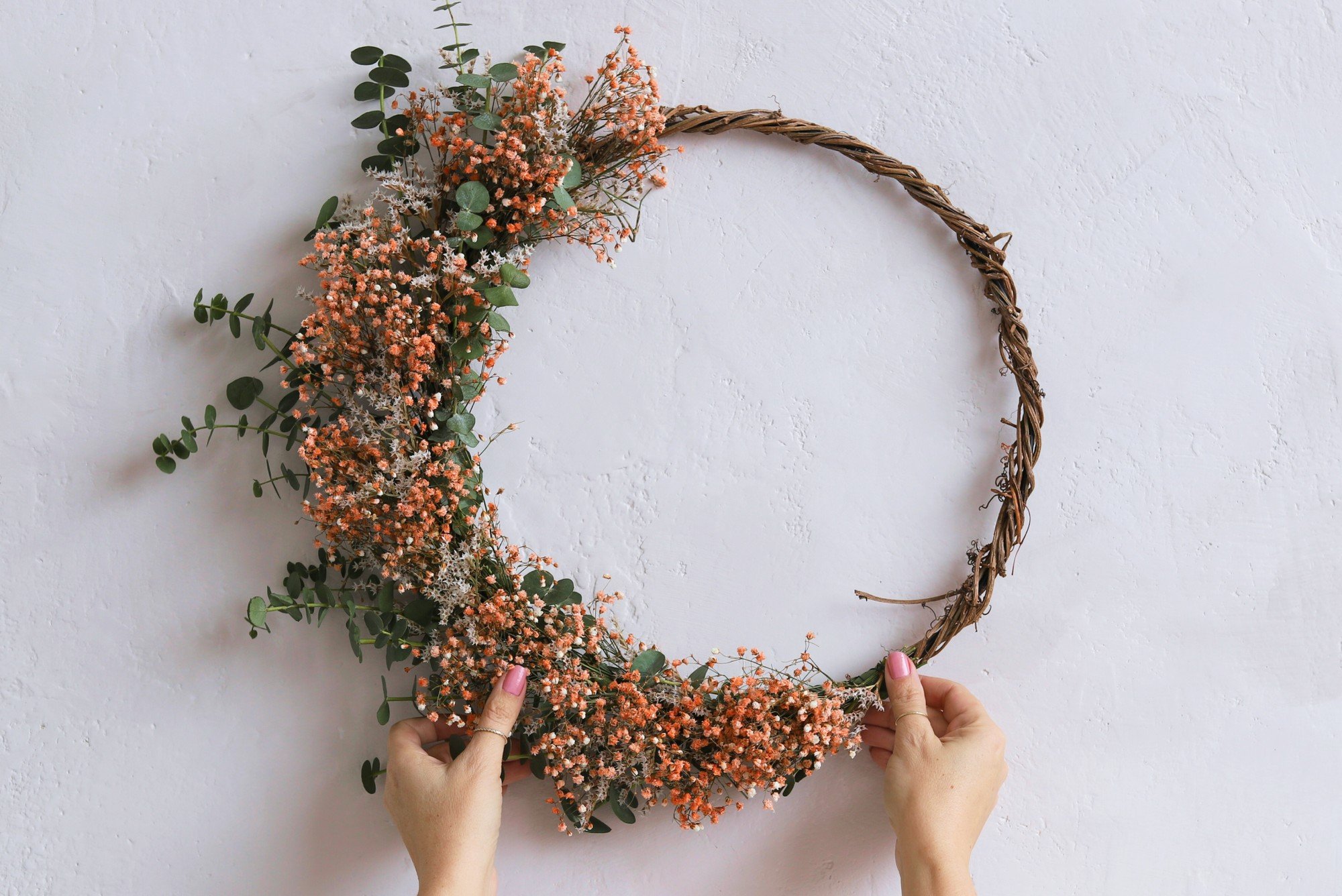 Coroniță pentru ușă din floarea miresei și frunze de eucalipt