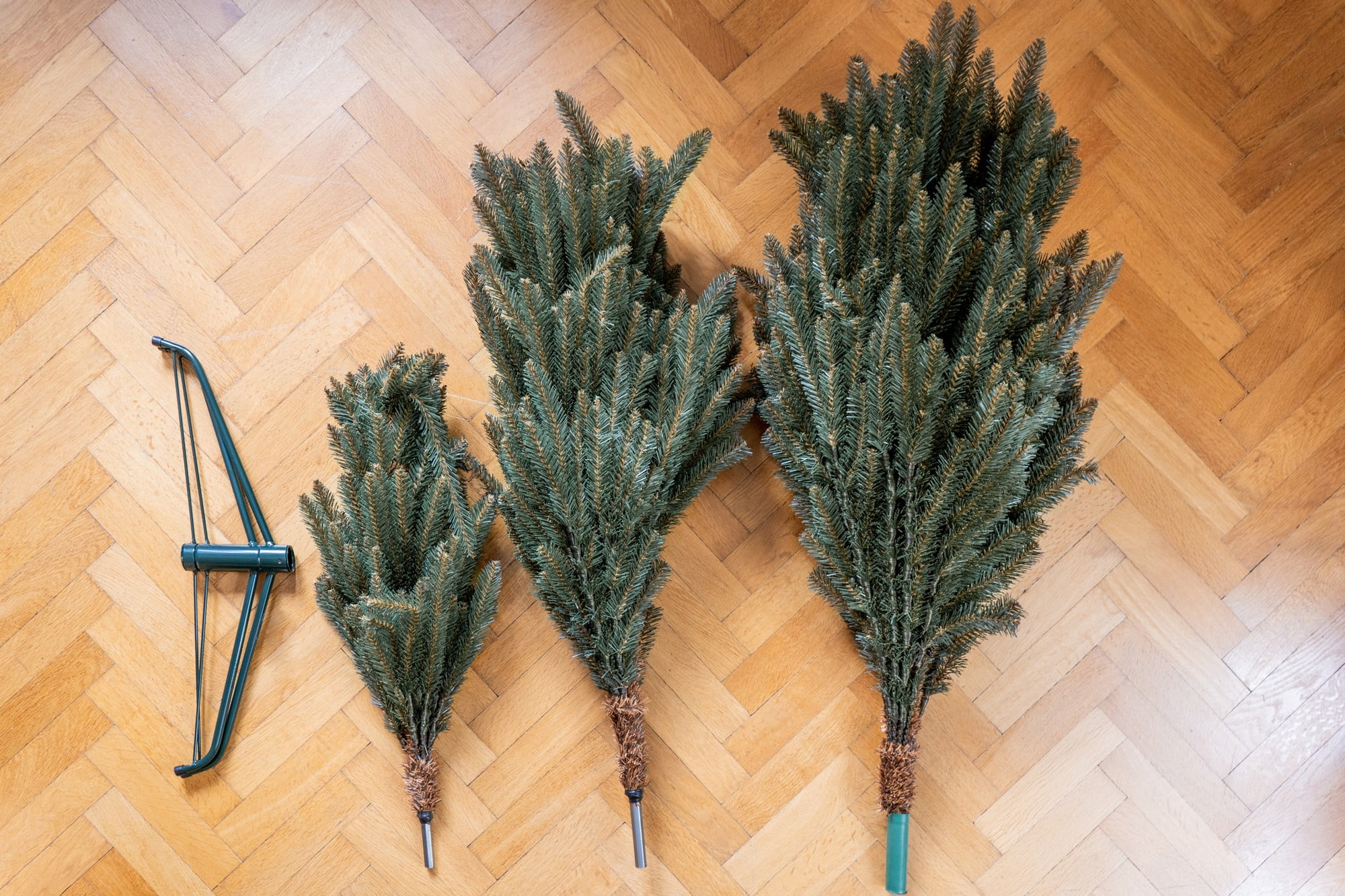 Fiecare brad artificial are o bază și 2 sau mai multe părți, în funcție de înălțimea acestuia.