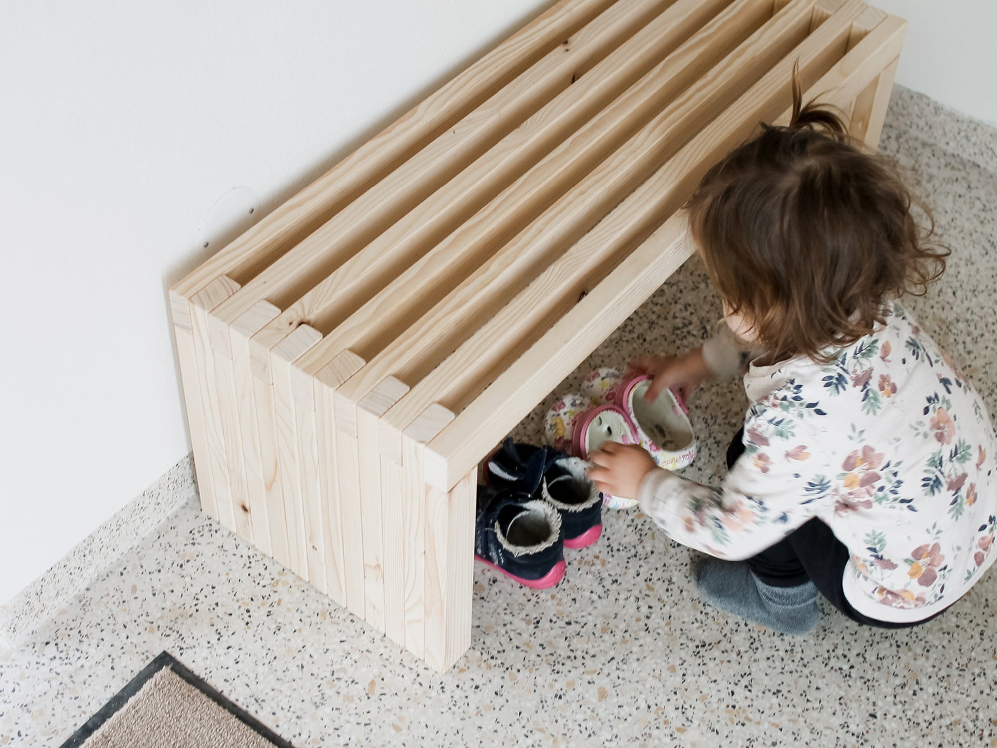 Această bancă din lemn are înălțimea de 30 cm, potrivită pentru copii, dar dimensiunea poate fi ușor modificată conform înălțimii unui adult.