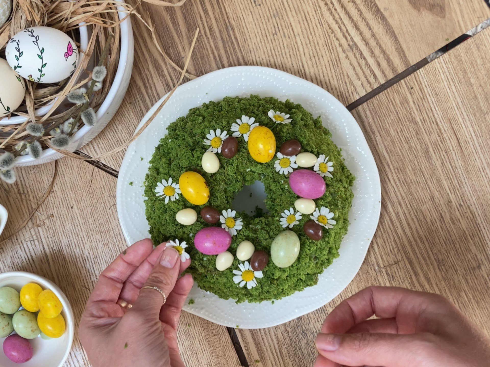 Decorațiune comestibilă în formă de coroniță de primăvară