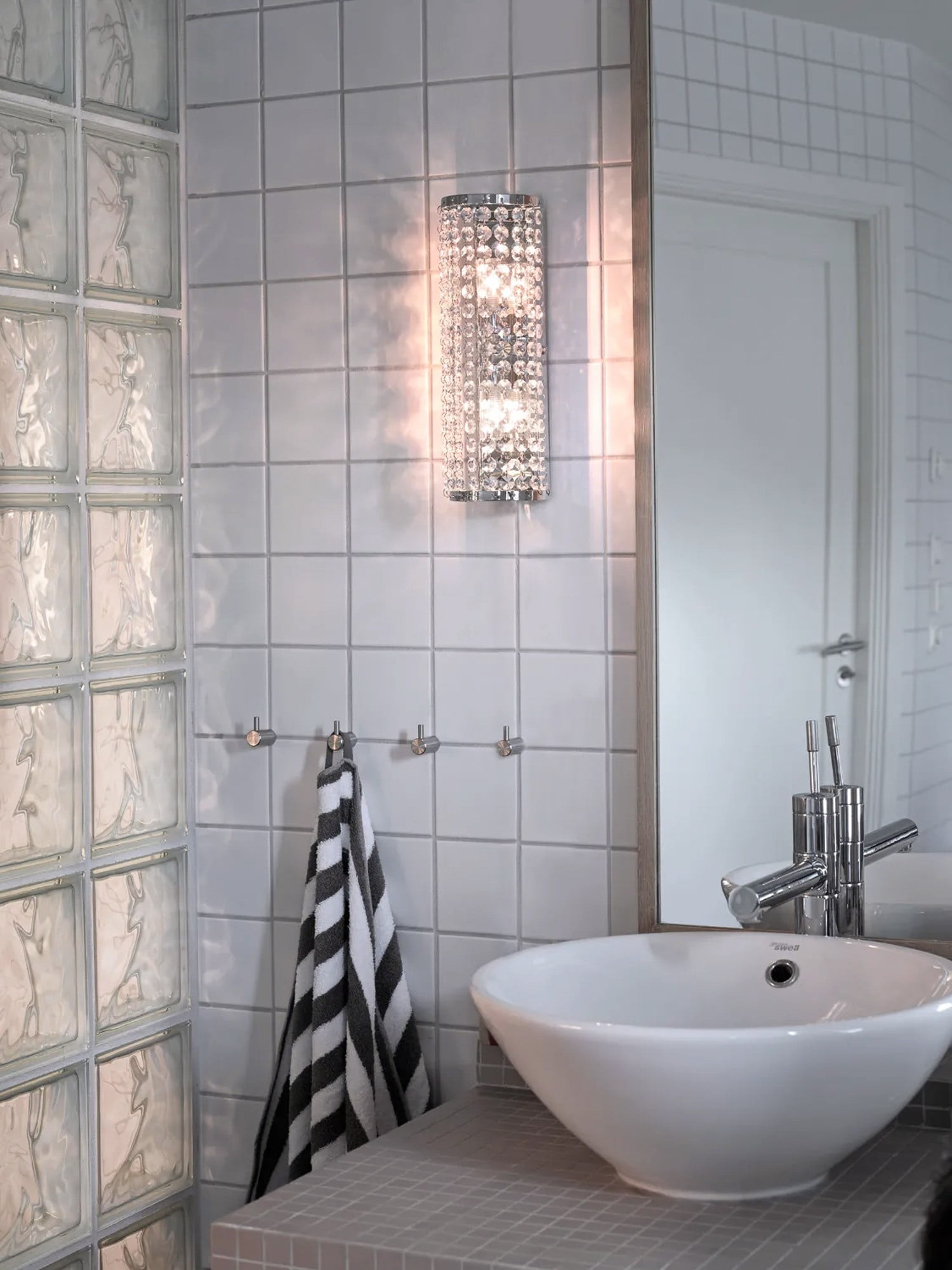 Iluminare baie: corp de iluminat pentru o baie în stil glamour
