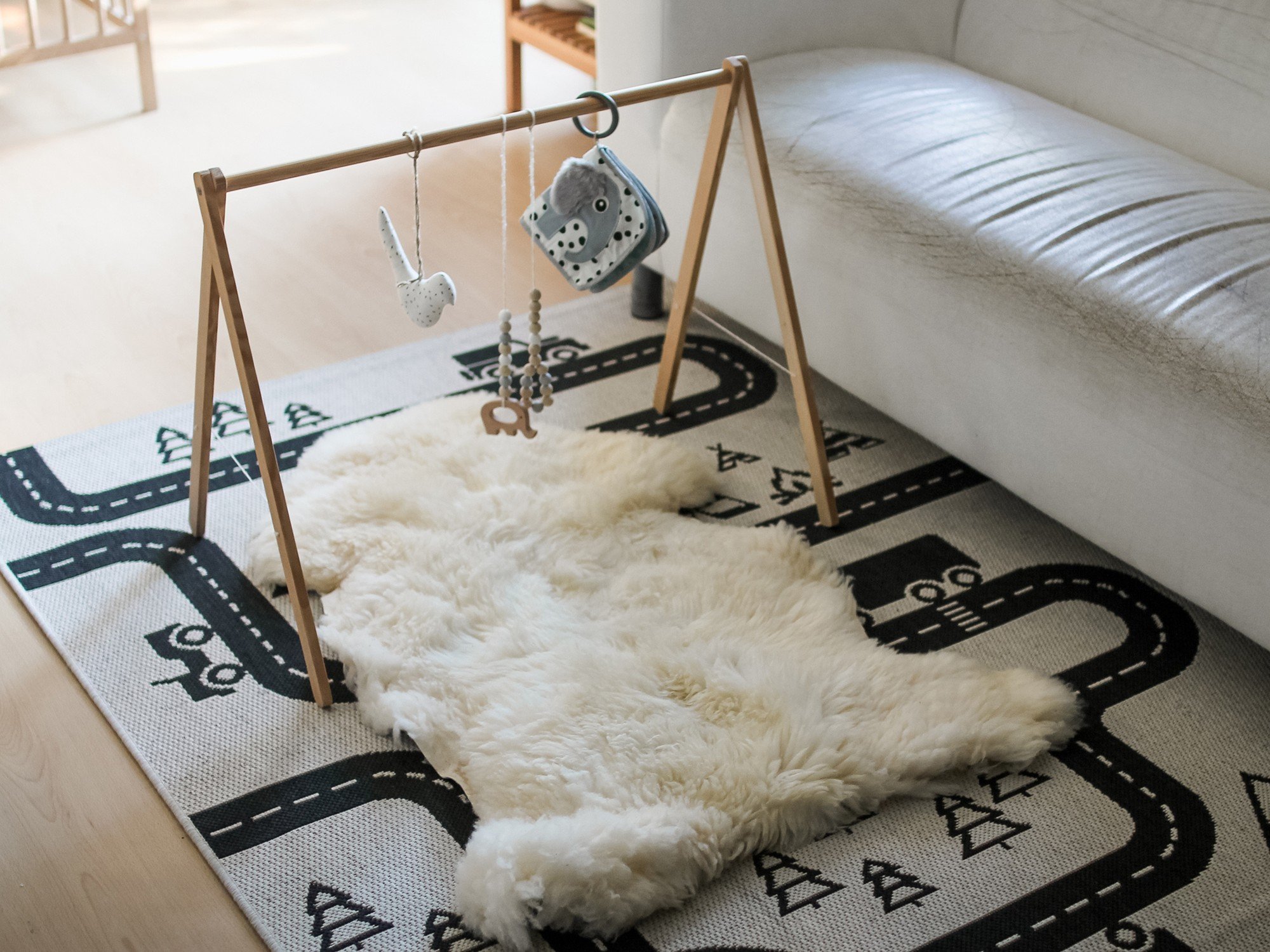 Agață jucăriile potrivite pe trapezul din lemn 