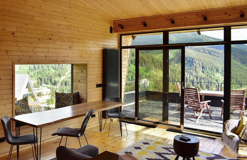 O cabană modernă și minimalistă în inima munților Călimani