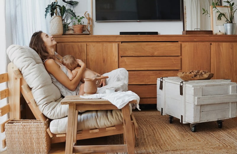 Canapea și interior în stil scandinav acasă la bloggerița Dominika Geneja