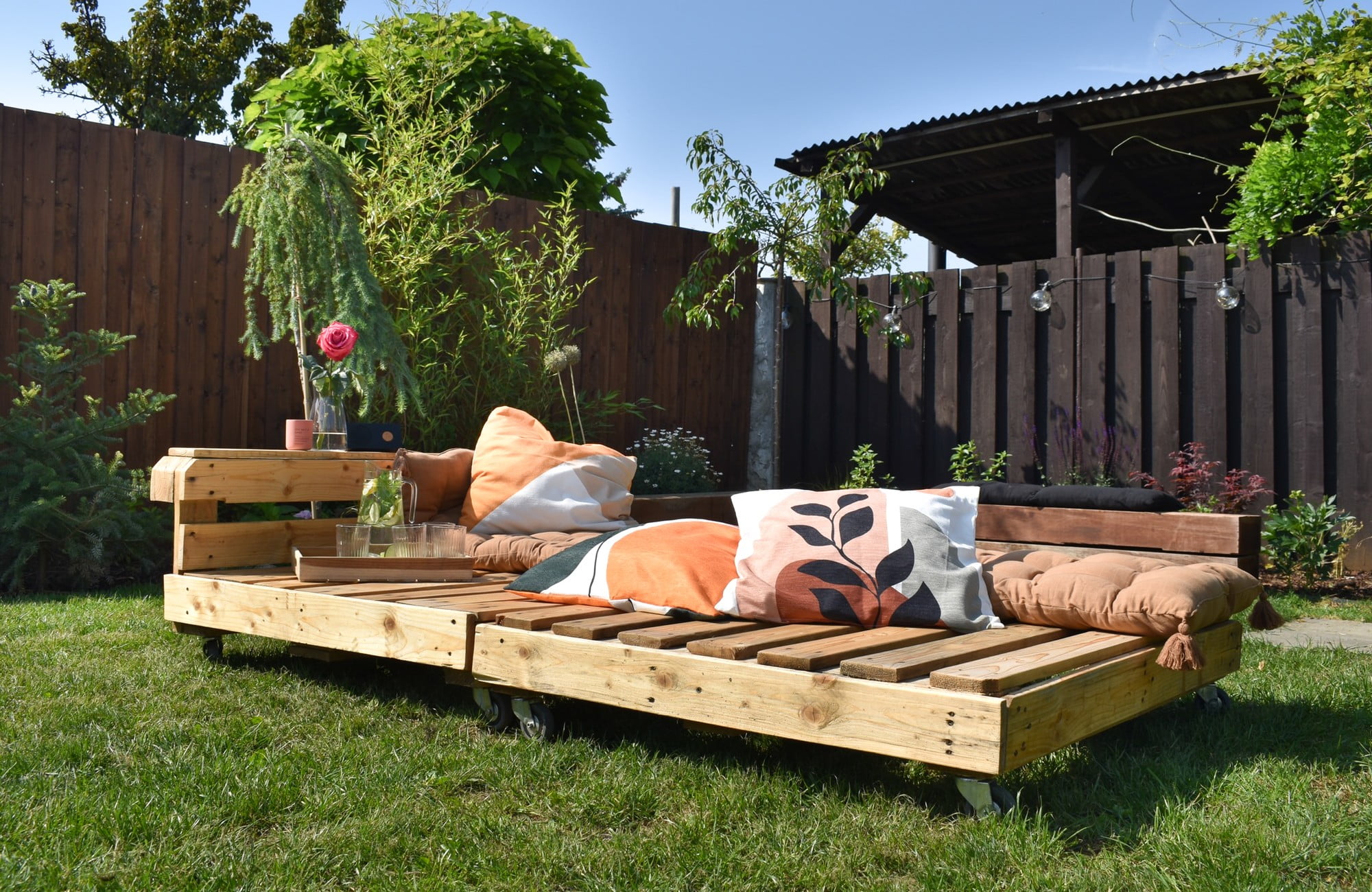 Mobilierul din paleți este o soluție excelentă și ieftină pentru amenajarea zonei de relaxare din grădină.
