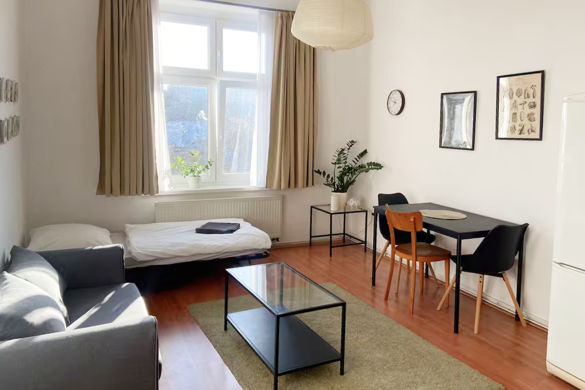 ÎNAINTE: Livingului, deși funcțional și luminos, îi lipsea personalitatea.