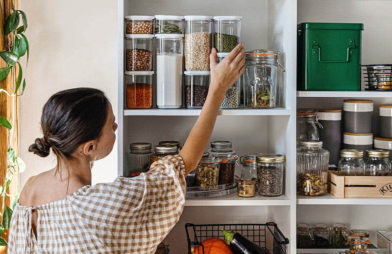Cum să organizezi cămara și să folosești inteligent organizatoarele în bucătărie