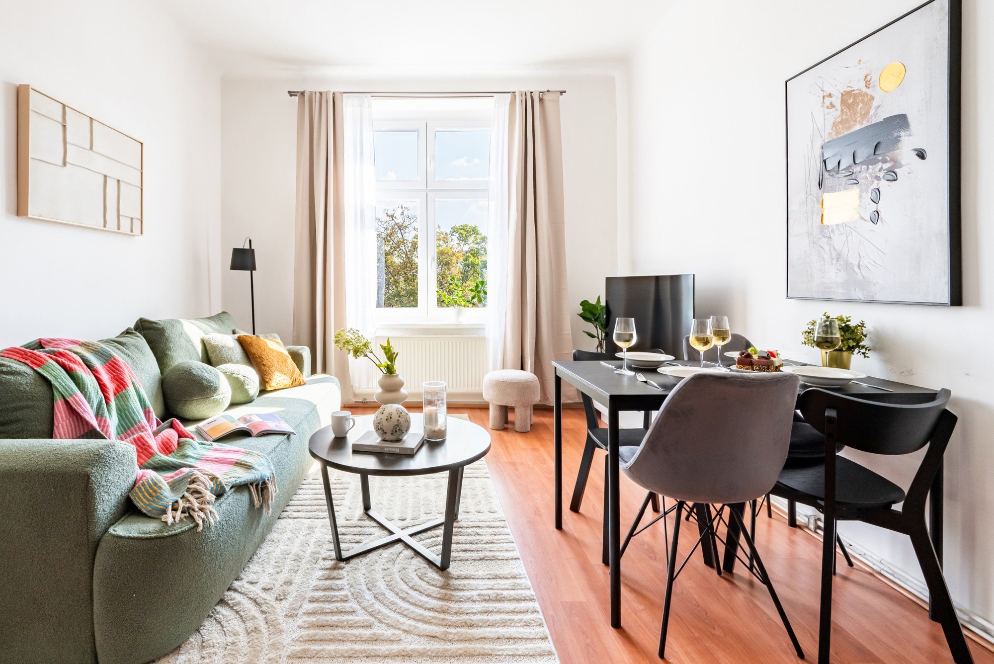 DUPĂ: Datorită culorilor și textilelor moi, a devenit un spațiu confortabil și armonios.