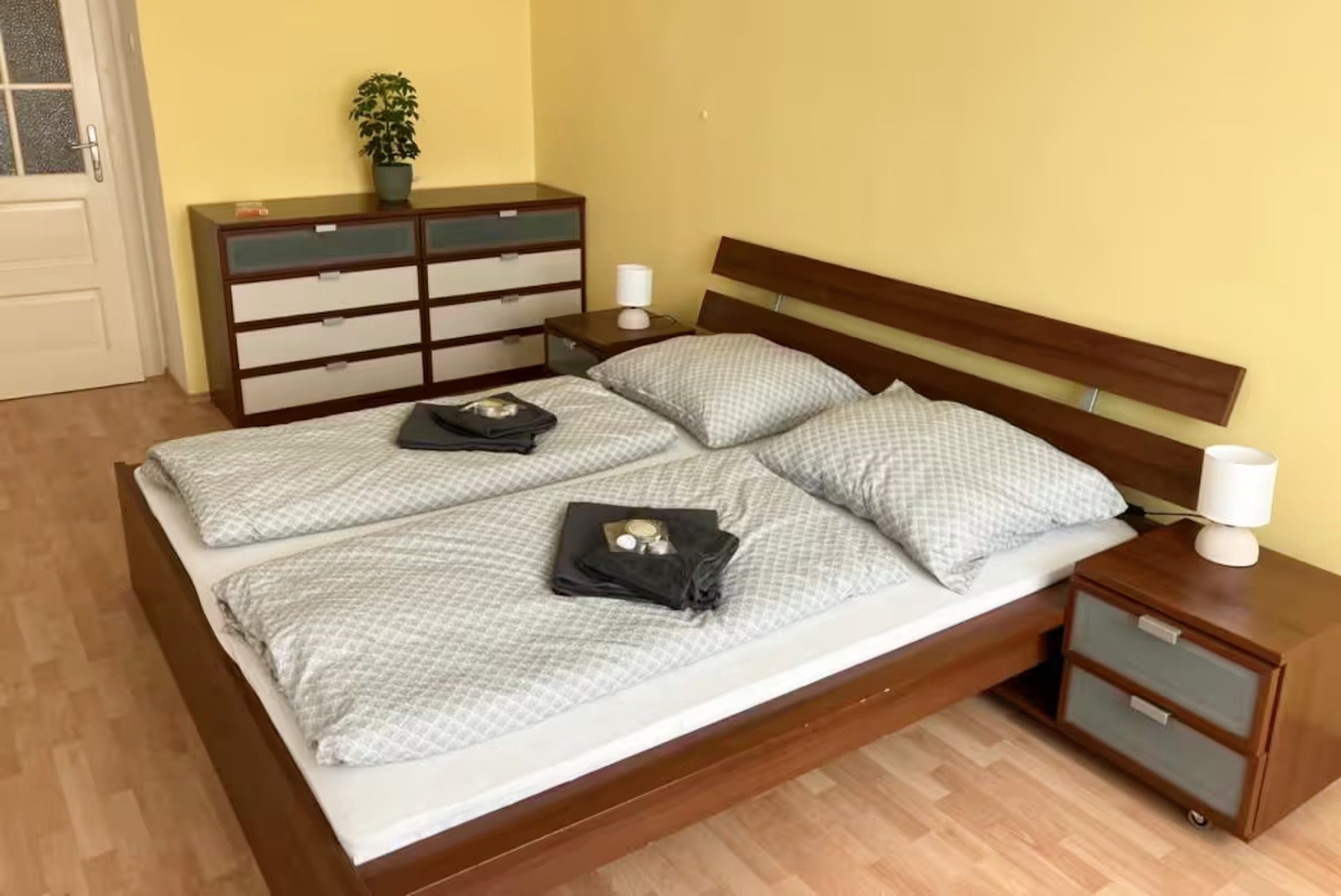 ÎNAINTE: Dormitorul era doar o cameră cu mobilier funcțional.