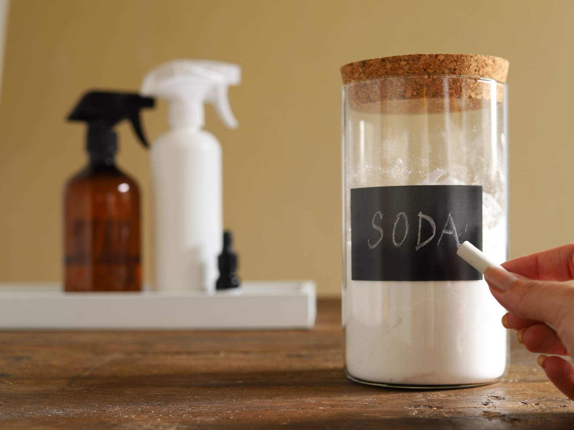Păstrează atât bicarbonatul de sodiu cât și acidul citric în recipiente închise. Ai grijă să scrii pe ambalaj ce se află înăuntru.