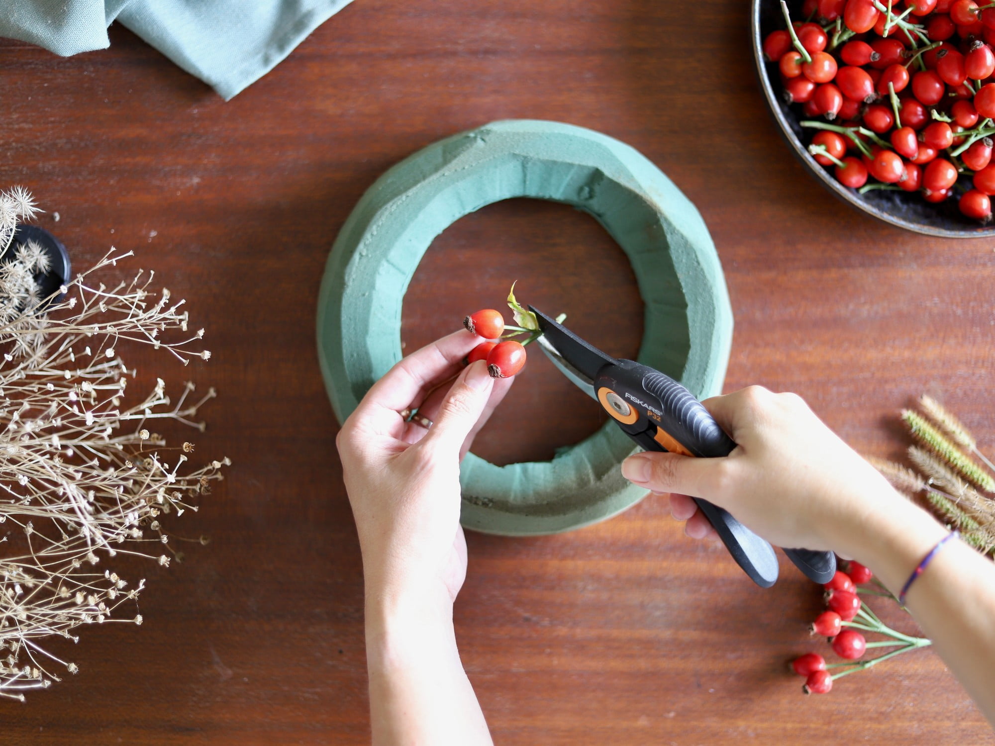 2. Tulpinile măceșelor trebuie să fie mai scurte, astfel încât să poată fi înfipte cu ușurință în spumă