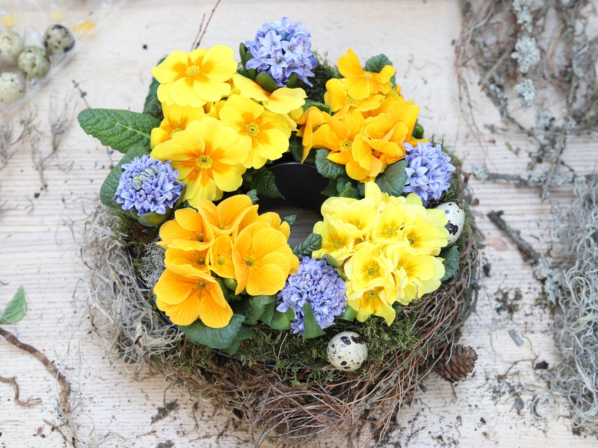 Decorațiune pentru masă cu plante de primăvară.