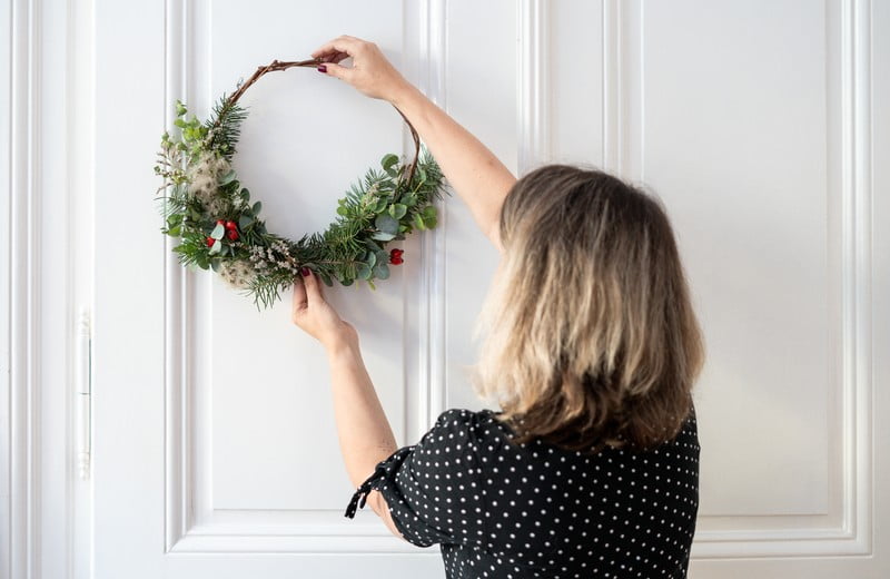   DIY. Coroniță decorativă de Crăciun pentru ușă, din materiale naturale
