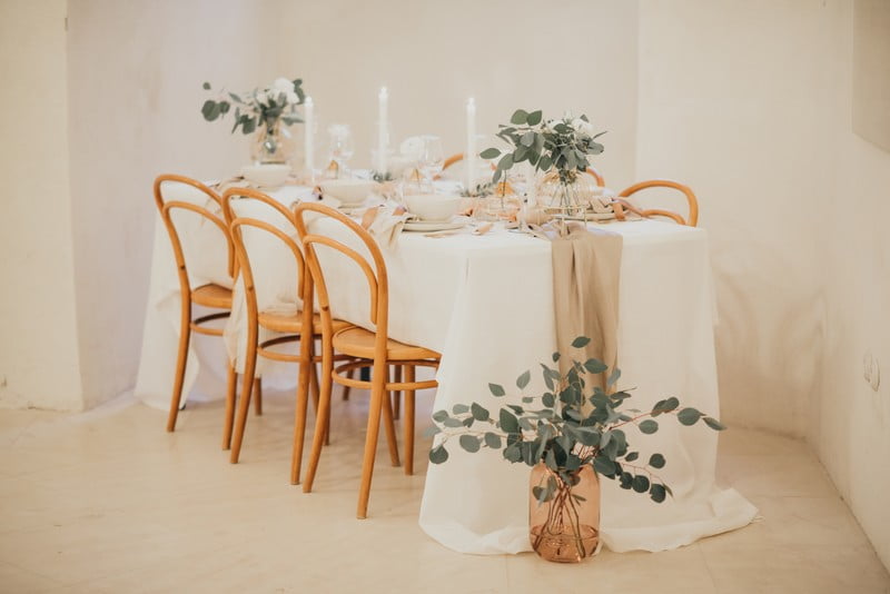 O masă în stil romantic la o nuntă restrânsă